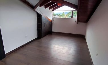 Vendo casa de 4 dormitorios, Valle de Los Chillos, sector Supermaxi San Gabriel