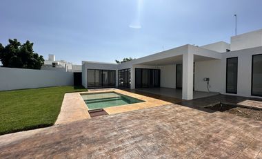 Hermosa Casa en Venta con Paneles Solares en Privada Residencial en CONKAL, Yuc