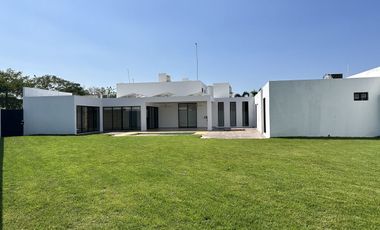 Hermosa Casa en Venta con Paneles Solares en Privada Residencial en CONKAL, Yuc
