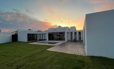 Hermosa Casa en Venta con Paneles Solares en Privada Residencial en CONKAL, Yuc