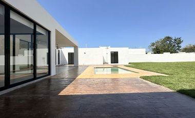 Hermosa Casa en Venta con Paneles Solares en Privada Residencial en CONKAL, Yuc