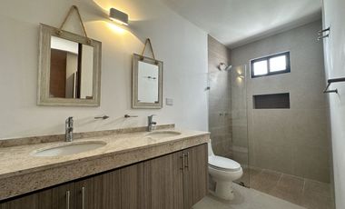 Hermosa Casa en Venta con Paneles Solares en Privada Residencial en CONKAL, Yuc