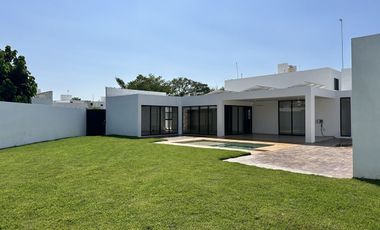 Hermosa Casa en Venta con Paneles Solares en Privada Residencial en CONKAL, Yuc