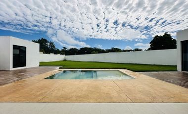 Hermosa Casa en Venta con Paneles Solares en Privada Residencial en CONKAL, Yuc