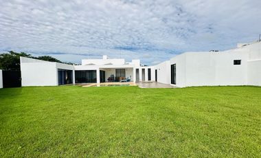 Hermosa Casa en Venta con Paneles Solares en Privada Residencial en CONKAL, Yuc