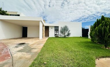 Hermosa Casa en Venta con Paneles Solares en Privada Residencial en CONKAL, Yuc