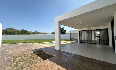 Hermosa Casa en Venta con Paneles Solares en Privada Residencial en CONKAL, Yuc