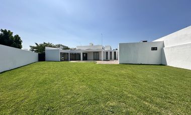 Hermosa Casa en Venta con Paneles Solares en Privada Residencial en CONKAL, Yuc