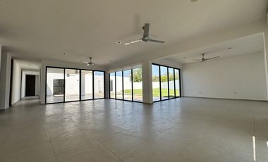 Hermosa Casa en Venta con Paneles Solares en Privada Residencial en CONKAL, Yuc
