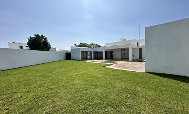 Hermosa Casa en Venta con Paneles Solares en Privada Residencial en CONKAL, Yuc