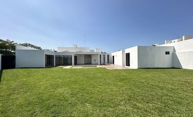 Hermosa Casa en Venta con Paneles Solares en Privada Residencial en CONKAL, Yuc