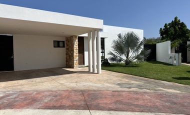 Hermosa Casa en Venta con Paneles Solares en Privada Residencial en CONKAL, Yuc