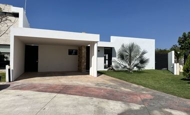 Hermosa Casa en Venta con Paneles Solares en Privada Residencial en CONKAL, Yuc