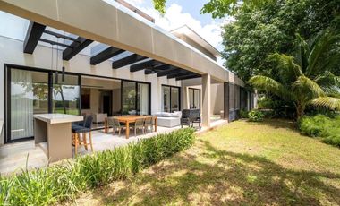 Casa en Venta en Yucatán Country Club. Vista al Campo de Golf. Mérida