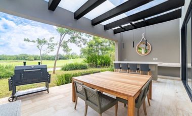 Casa en Venta en Yucatán Country Club. Vista al Campo de Golf. Mérida