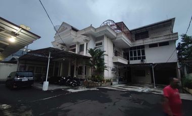 Rumah 3 Lantai Plus 43 Kamar Kost dan Kios di Karbela Dekat Sudirman