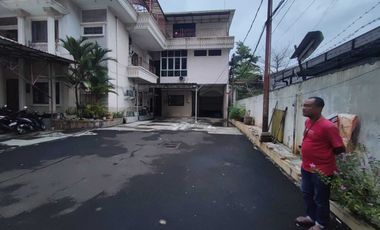 Rumah 3 Lantai Plus 43 Kamar Kost dan Kios di Karbela Dekat Sudirman
