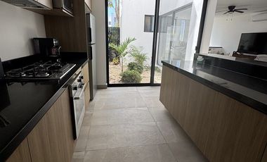 Casa amueblada y con paneles en Renta en Temozón Village modelo Loma