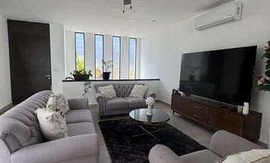 Casa amueblada y con paneles en Renta en Temozón Village modelo Loma