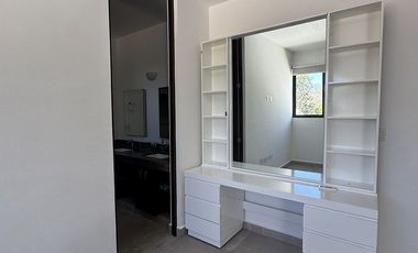 Casa amueblada y con paneles en Renta en Temozón Village modelo Loma