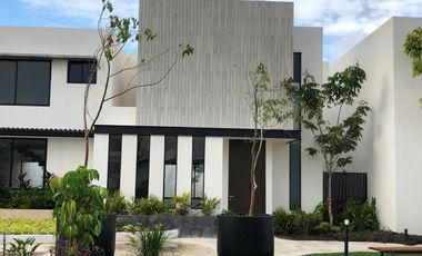 Casa amueblada y con paneles en Renta en Temozón Village modelo Loma