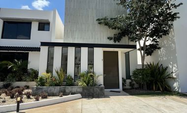 Casa amueblada y con paneles en Renta en Temozón Village modelo Loma