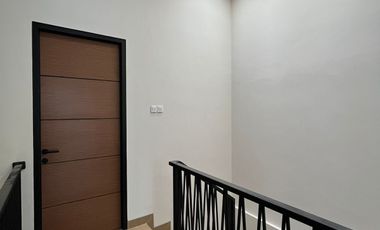 RUMAH BARU 3 LANTAI SIAP HUNI, DI TOMANG