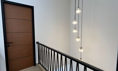 RUMAH BARU 3 LANTAI SIAP HUNI, DI TOMANG