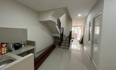 RUMAH BARU 3 LANTAI SIAP HUNI, DI TOMANG