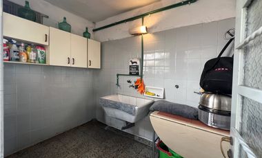 VENTA CASA 6 AMB C/ COCHERA. PUMACAHUA 1000, PARQUE CHACABUCO, CABA