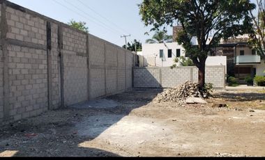 BONITO TERRENO PLANO CON DOBLE FILTRO DE SEGURIDAD EN LOMAS DE CUERNAVACA CON TOMA DE AGUA Y LUZ