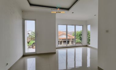 Rumah Hook 2 Lantai 3 Menit ke Gerbang Toll Pesanggrahan Jaksel