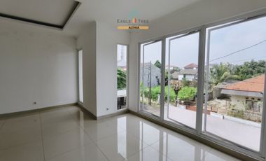 Rumah Hook 2 Lantai 3 Menit ke Gerbang Toll Pesanggrahan Jaksel