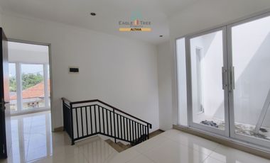 Rumah Hook 2 Lantai 3 Menit ke Gerbang Toll Pesanggrahan Jaksel