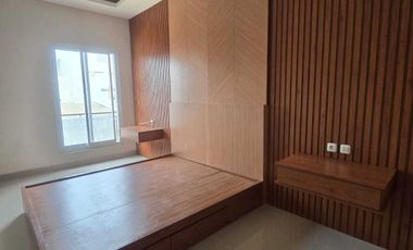 Rumah Baru Taman Ratu 4 Lantai dekat Tanjung Duren Jakarta barat