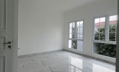 Rumah baru di komplek nyaman dan tidak banjir akses toll Jatiwaringin