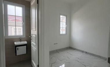 Rumah baru di komplek nyaman dan tidak banjir akses toll Jatiwaringin