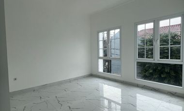 Rumah baru di komplek nyaman dan tidak banjir akses toll Jatiwaringin