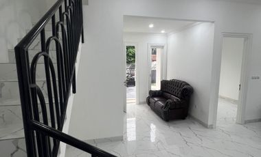 Rumah baru di komplek nyaman dan tidak banjir akses toll Jatiwaringin