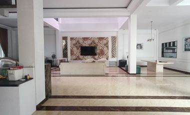 Rumah Mewah Luas Furnish ada Kolam Renang Ring 1 Kota Solo