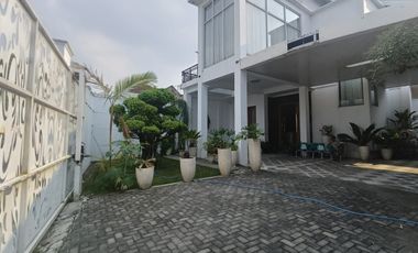 Rumah Mewah Luas Furnish ada Kolam Renang Ring 1 Kota Solo
