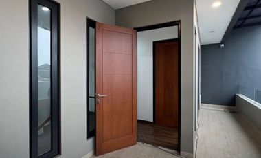 Dijual Cepat Townhouse di Kebon Jeruk, carport 5-6 mobil.Jakarta Barat