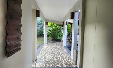 Dijual Rumah Mewah Seperti Villa  di tengah pusat Bisnis Cilandak