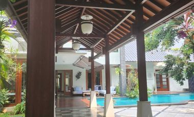 Dijual Rumah Mewah Seperti Villa  di tengah pusat Bisnis Cilandak