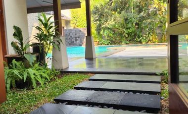 Dijual Rumah Mewah Seperti Villa  di tengah pusat Bisnis Cilandak