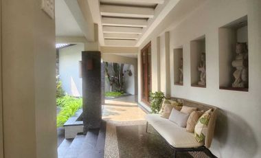 Dijual Rumah Mewah Seperti Villa  di tengah pusat Bisnis Cilandak