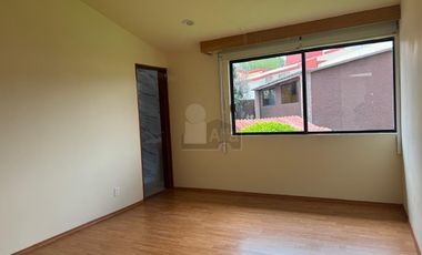 renta casa en condominio remodelada en lomas del sol