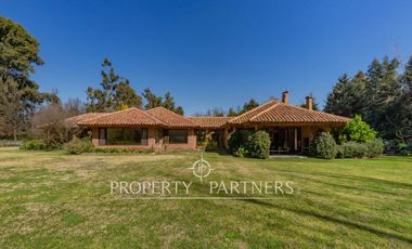 Casa estilo chileno con gran terreno y quincho en Calera de Tango