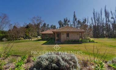 Casa estilo chileno con gran terreno y quincho en Calera de Tango