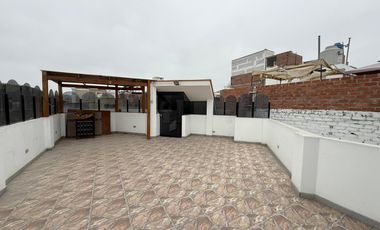 Casa Familiar frente a Parque en la urbanización Los Cedros — Chorrillos